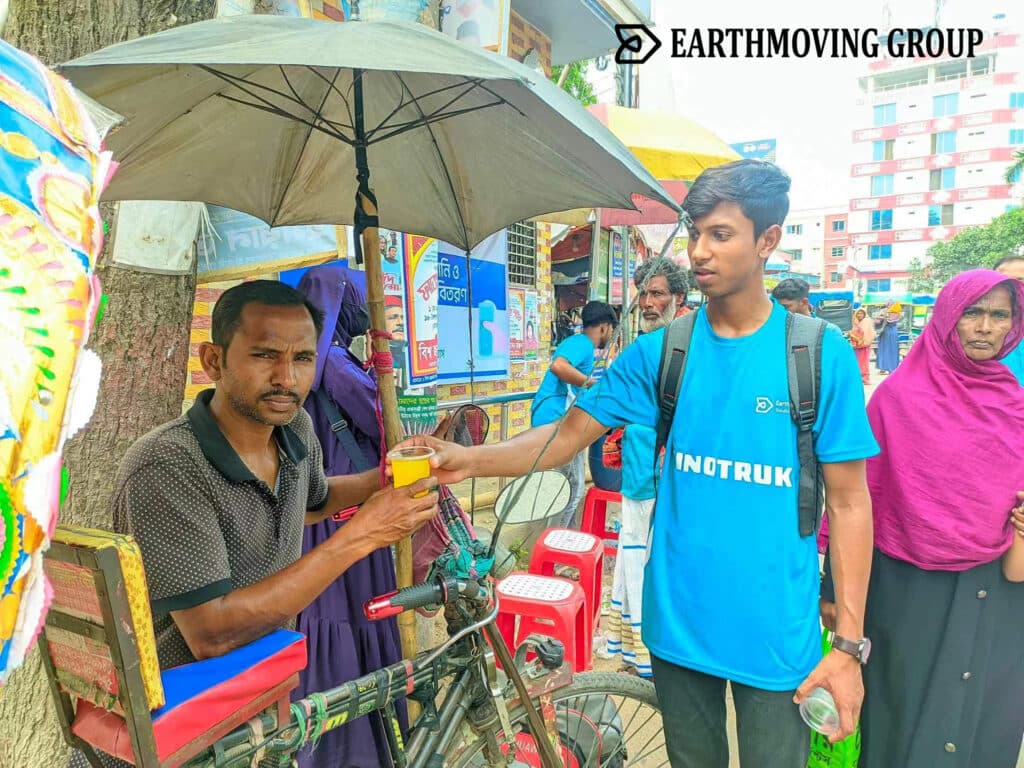চুয়াডাঙ্গায় তীব্র তাপদাহে তৃষ্ণার্ত পথচারীদের মাঝে স্যালাইন ও শরবত বিতরণ