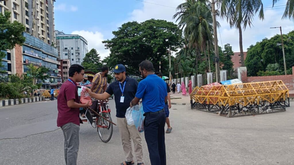 রাস্তায় ট্রাফিক নিয়ন্ত্রণরত শিক্ষার্থীদের খাবার ও পানি সরবরাহ (Student Traffic Relief)